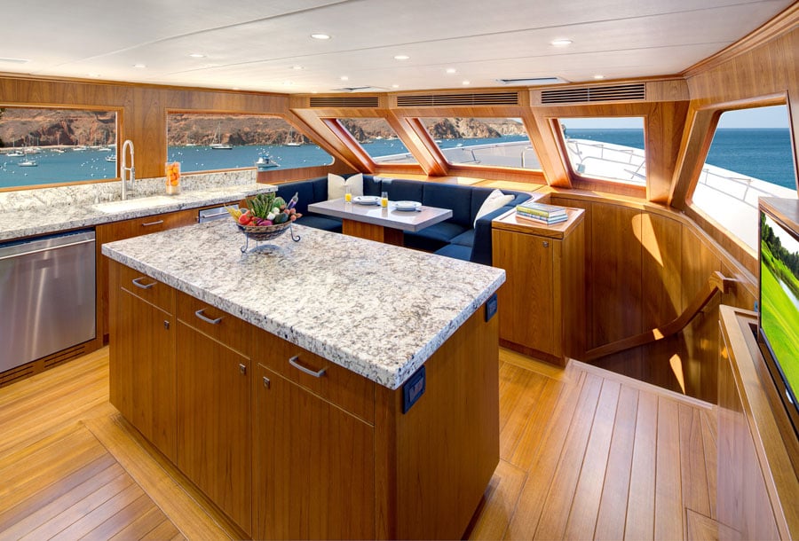 Offshore-87-Forward-Lounge