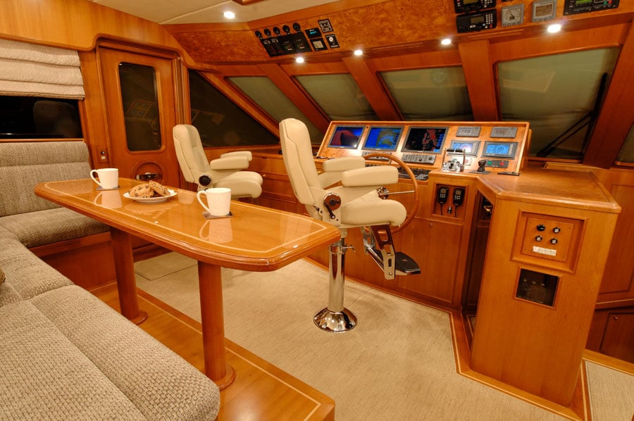 Offshore-76-Pilothouse